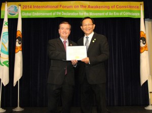  Congressman Ed Royce (left) presents the Certificate of Congressional Recognition to Dr. Hong Tao-Tze, Zhang-men-ren of Tai Ji Men.