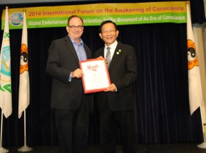 Senator Bob Huff (left) presents the State of California Senate Certificate of Recognition to Dr. Hong Tao-Tze, Zhang-men-ren of Tai Ji Men.