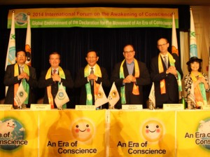 Panelists include Dr. Hong Tao-Tze, initiator of the movement of An Era of Conscience, president of FOWPAL, and Zhang-men-ren of Tai Ji Men (3rd from left); Congressman Ed Royce, Chairman of Foreign Affairs Committee (2nd from left); California State Senator Bob Huff (3rd from right); Adjunct Assistant Professor Robert Vos at USC (2nd from right); Professor Kylie Hsu, director of the Chinese Studies Center of Cal State, LA (1st from right); and Dr. Chung-Ming Liu, retired Professor Emeritus of atmospheric sciences from National Taiwan University (1st from left).