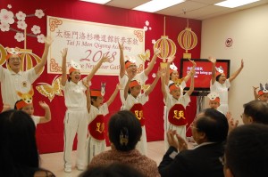 Tai Ji Men members’ energetic and cheerful dance called “Doggies Bring Good Fortune” galvanizes the attendees, and all of them cheerfully shout out, “Wang! Wang!” hoping to have a prosperous year.