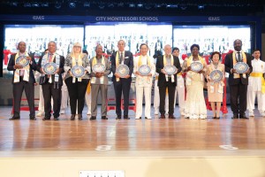 Dr. Hong, Tao-Tze, president of FOWPAL, 5th from right, presents the “compass clock of conscience” to honorable guests during the 20th International Conference of Chief Justices of the World in Lucknow, India on Nov. 10, 2019.